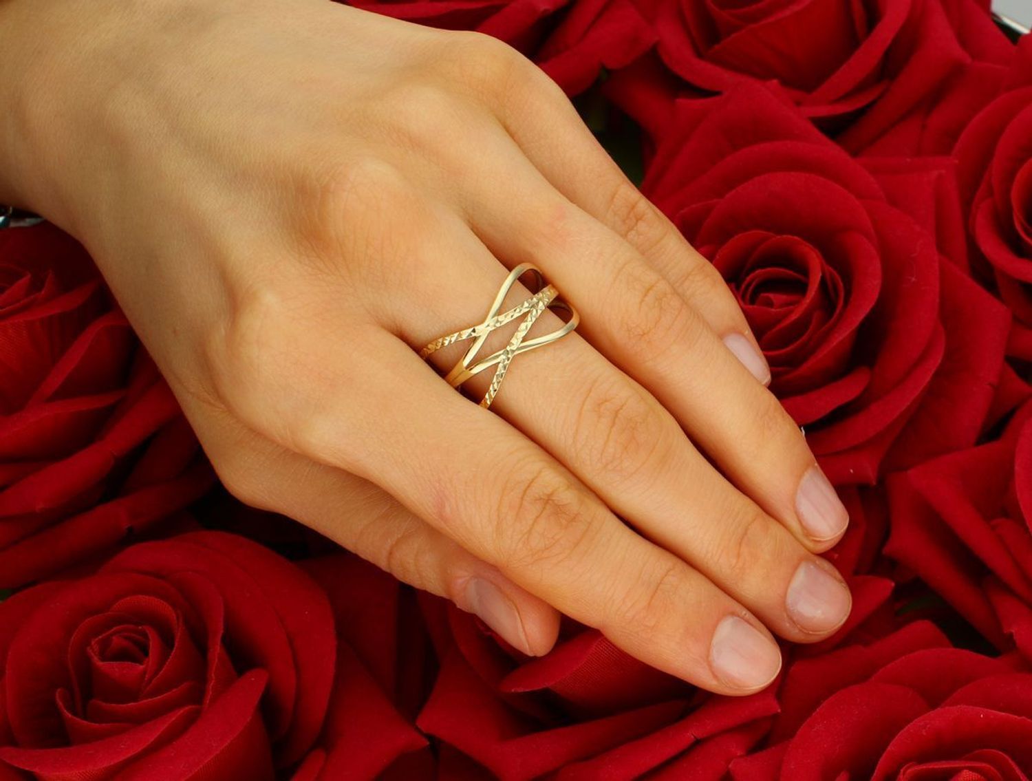 Pierścionek złoty 585 szeroki z grawerowaniem PI 3056 Ażurowy pierścionek złoty wykończony wyjątkowymi detalami o misternym szlifie. Połączenie delikatnych refleksów złota błyszczącym grawerem 1.jpg